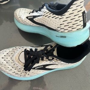 Brooks Hyperion size 8.5